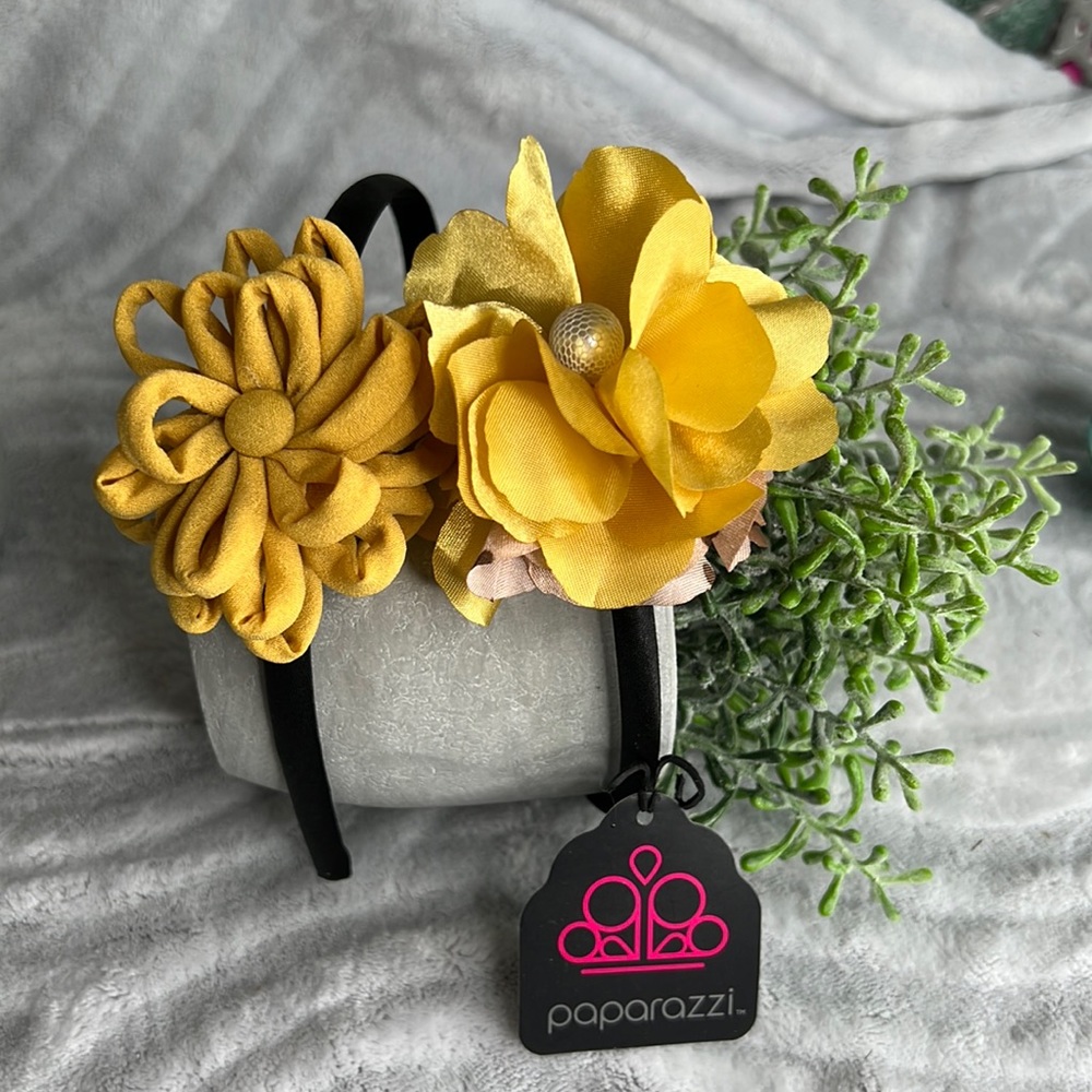 NWT Set of 2 Flower Headbands 💛